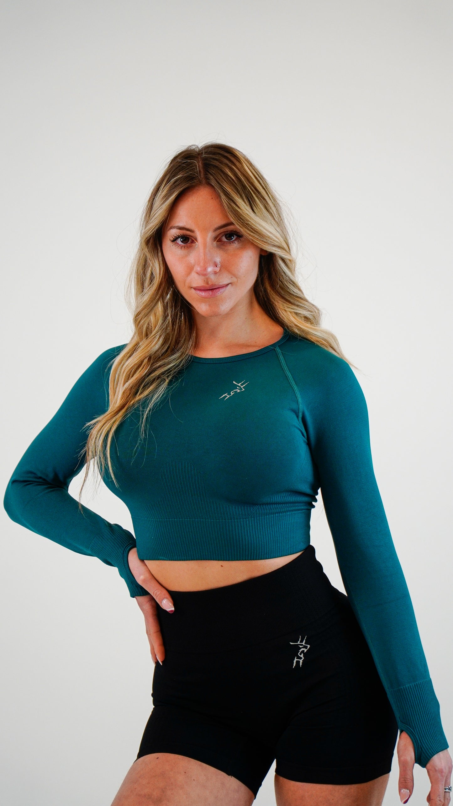 THERA SCRUNCH SEAMLESS CROP TOP LONG SLEEVE