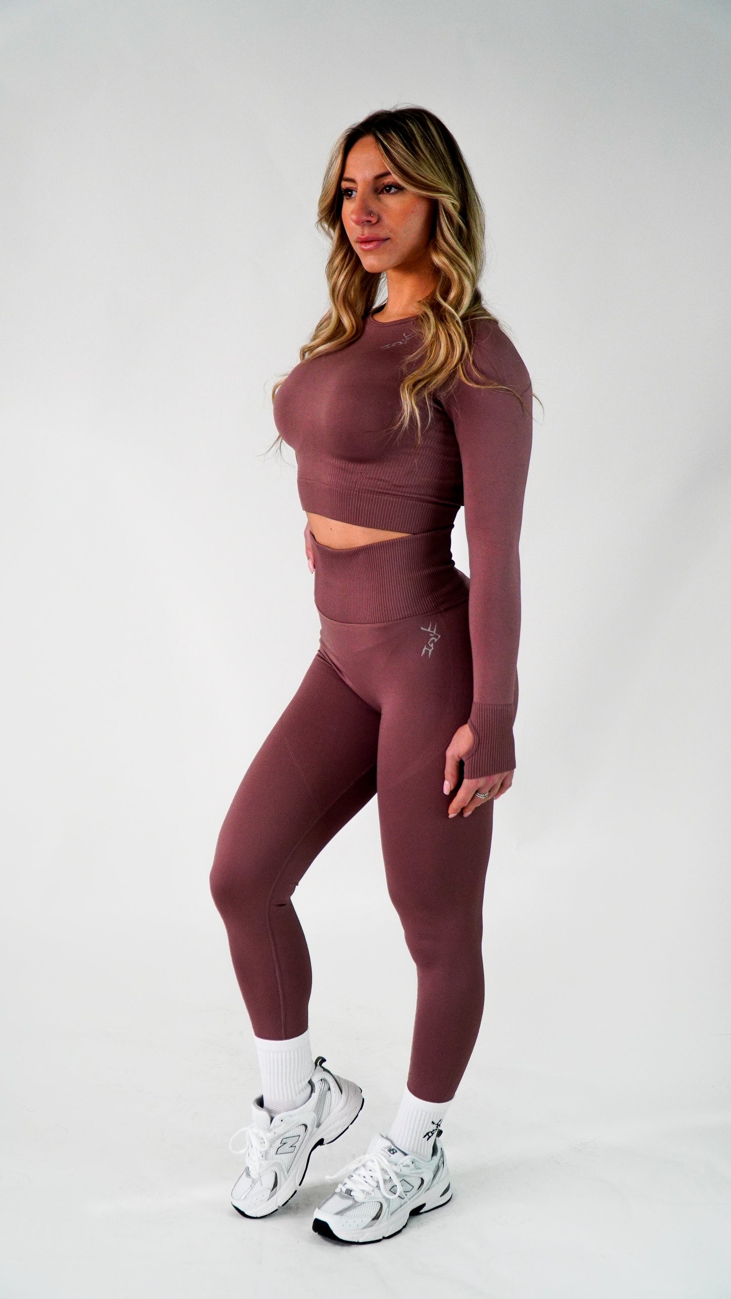 THERA SCRUNCH SEAMLESS CROP TOP LONG SLEEVE